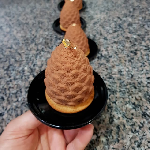 Trompe l’œil pignons de pin